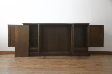 中古　美品　カリモク家具(karimoku)　ドマーニ(domani)　シックな色合いと凝った面取りデザインがクラシカルな雰囲気を醸し出すサイドボード(サイドキャビネット、収納棚、戸棚、飾り棚)(R-062414)