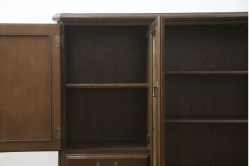 中古　美品　カリモク家具(karimoku)　ドマーニ(domani)　シックな色合いと凝った面取りデザインがクラシカルな雰囲気を醸し出すサイドボード(サイドキャビネット、収納棚、戸棚、飾り棚)(R-062414)