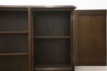 中古　美品　カリモク家具(karimoku)　ドマーニ(domani)　シックな色合いと凝った面取りデザインがクラシカルな雰囲気を醸し出すサイドボード(サイドキャビネット、収納棚、戸棚、飾り棚)(R-062414)
