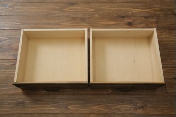 中古　美品　カリモク家具(karimoku)　ドマーニ(domani)　シックな色合いと凝った面取りデザインがクラシカルな雰囲気を醸し出すサイドボード(サイドキャビネット、収納棚、戸棚、飾り棚)(R-062414)