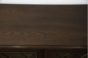 中古　美品　カリモク家具(karimoku)　ドマーニ(domani)　シックな色合いと凝った面取りデザインがクラシカルな雰囲気を醸し出すサイドボード(サイドキャビネット、収納棚、戸棚、飾り棚)(R-062414)