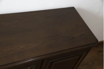 中古　美品　カリモク家具(karimoku)　ドマーニ(domani)　シックな色合いと凝った面取りデザインがクラシカルな雰囲気を醸し出すサイドボード(サイドキャビネット、収納棚、戸棚、飾り棚)(R-062414)