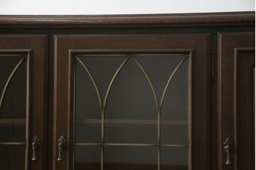 中古　美品　カリモク家具(karimoku)　ドマーニ(domani)　シックな色合いと凝った面取りデザインがクラシカルな雰囲気を醸し出すサイドボード(サイドキャビネット、収納棚、戸棚、飾り棚)(R-062414)