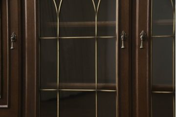 中古　美品　カリモク家具(karimoku)　ドマーニ(domani)　シックな色合いと凝った面取りデザインがクラシカルな雰囲気を醸し出すサイドボード(サイドキャビネット、収納棚、戸棚、飾り棚)(R-062414)
