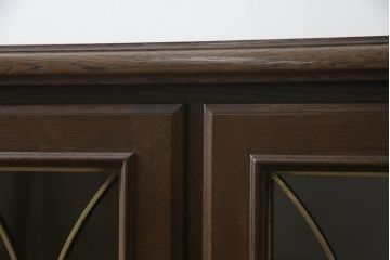 中古　美品　カリモク家具(karimoku)　ドマーニ(domani)　シックな色合いと凝った面取りデザインがクラシカルな雰囲気を醸し出すサイドボード(サイドキャビネット、収納棚、戸棚、飾り棚)(R-062414)