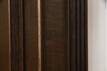 中古　美品　カリモク家具(karimoku)　ドマーニ(domani)　シックな色合いと凝った面取りデザインがクラシカルな雰囲気を醸し出すサイドボード(サイドキャビネット、収納棚、戸棚、飾り棚)(R-062414)