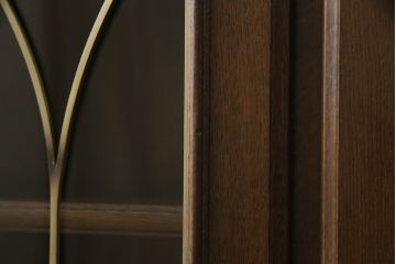 中古　美品　カリモク家具(karimoku)　ドマーニ(domani)　シックな色合いと凝った面取りデザインがクラシカルな雰囲気を醸し出すサイドボード(サイドキャビネット、収納棚、戸棚、飾り棚)(R-062414)