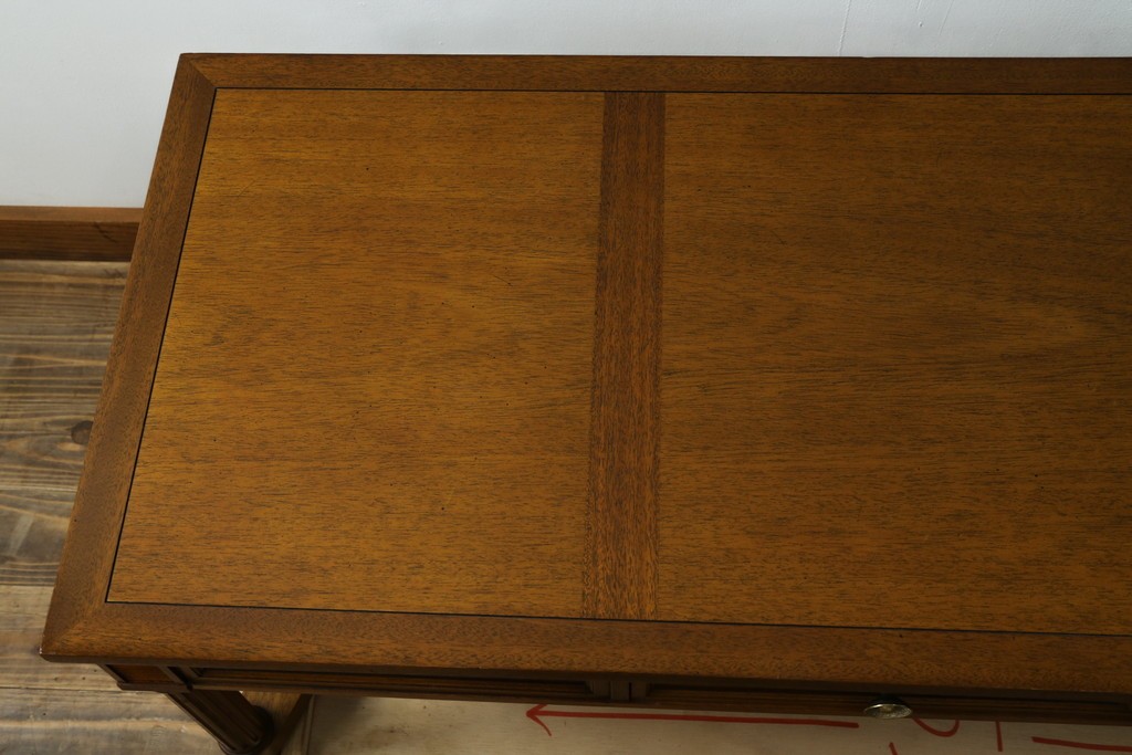 中古　DREXEL HERITAGE(ドレクセルヘリテイジ)　Triune(トライユン)　マホガニー材　洗練されたデザインとクラシカルな佇まいが魅力的なセンターテーブル　(R-062417)
