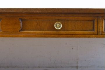 中古　DREXEL HERITAGE(ドレクセルヘリテイジ)　Triune(トライユン)　マホガニー材　洗練されたデザインとクラシカルな佇まいが魅力的なセンターテーブル(カクテルテーブル、リビングテーブル、カフェテーブル、ローテーブル)(R-062417)