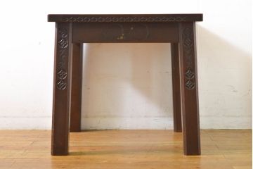 和製ビンテージ　彫刻家　山根八春(やまねやつはる、はっしゅん)　椿の図柄が華やかな空間を演出してくれるローテーブル(センターテーブル、リビングテーブル、サイドテーブル、コーヒーテーブル、カフェテーブル、ヴィンテージ)(R-062420)