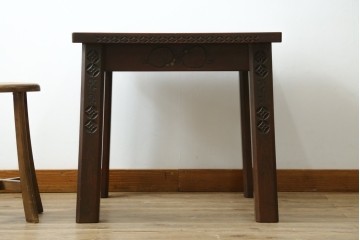 和製ビンテージ　彫刻家　山根八春(やまねやつはる、はっしゅん)　椿の図柄が華やかな空間を演出してくれるローテーブル　(R-062420)