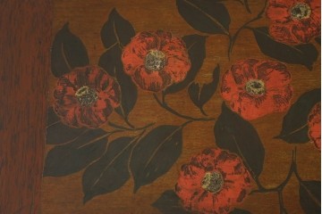 和製ビンテージ　彫刻家　山根八春(やまねやつはる、はっしゅん)　椿の図柄が華やかな空間を演出してくれるローテーブル　(R-062420)