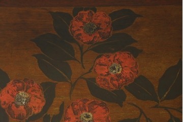 和製ビンテージ　彫刻家　山根八春(やまねやつはる、はっしゅん)　椿の図柄が華やかな空間を演出してくれるローテーブル　(R-062420)