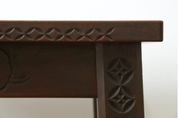 和製ビンテージ　彫刻家　山根八春(やまねやつはる、はっしゅん)　椿の図柄が華やかな空間を演出してくれるローテーブル　(R-062420)