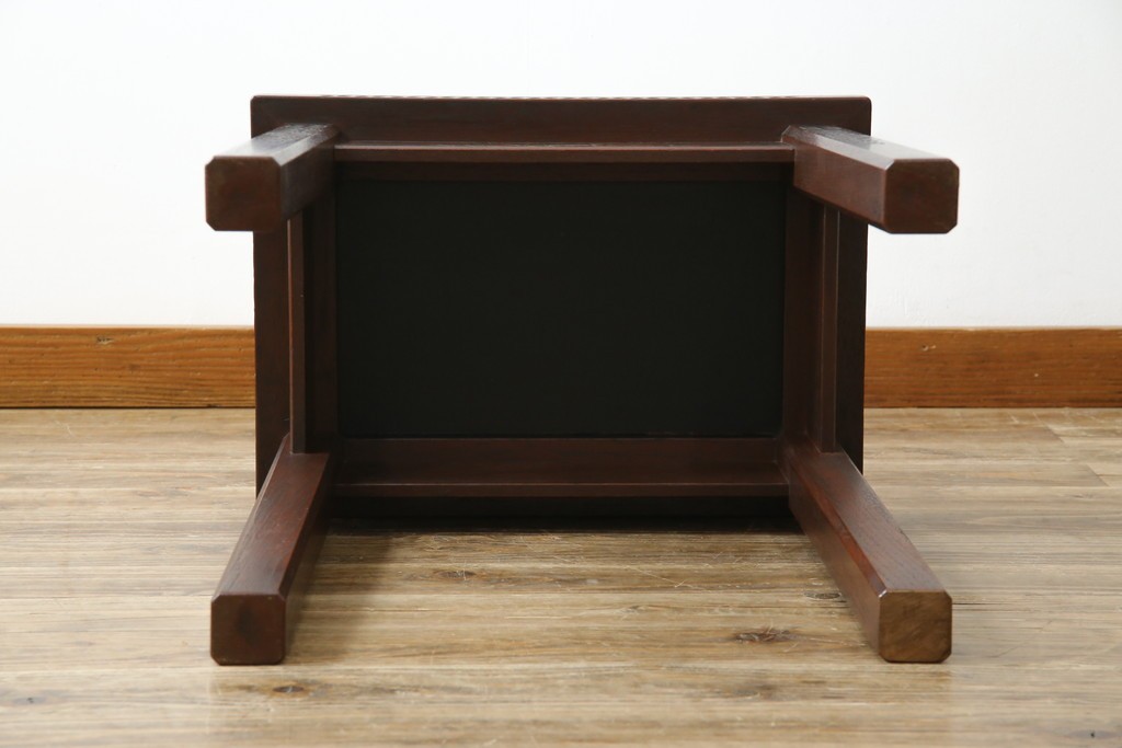 和製ビンテージ　彫刻家　山根八春(やまねやつはる、はっしゅん)　椿の図柄が華やかな空間を演出してくれるローテーブル　(R-062422)