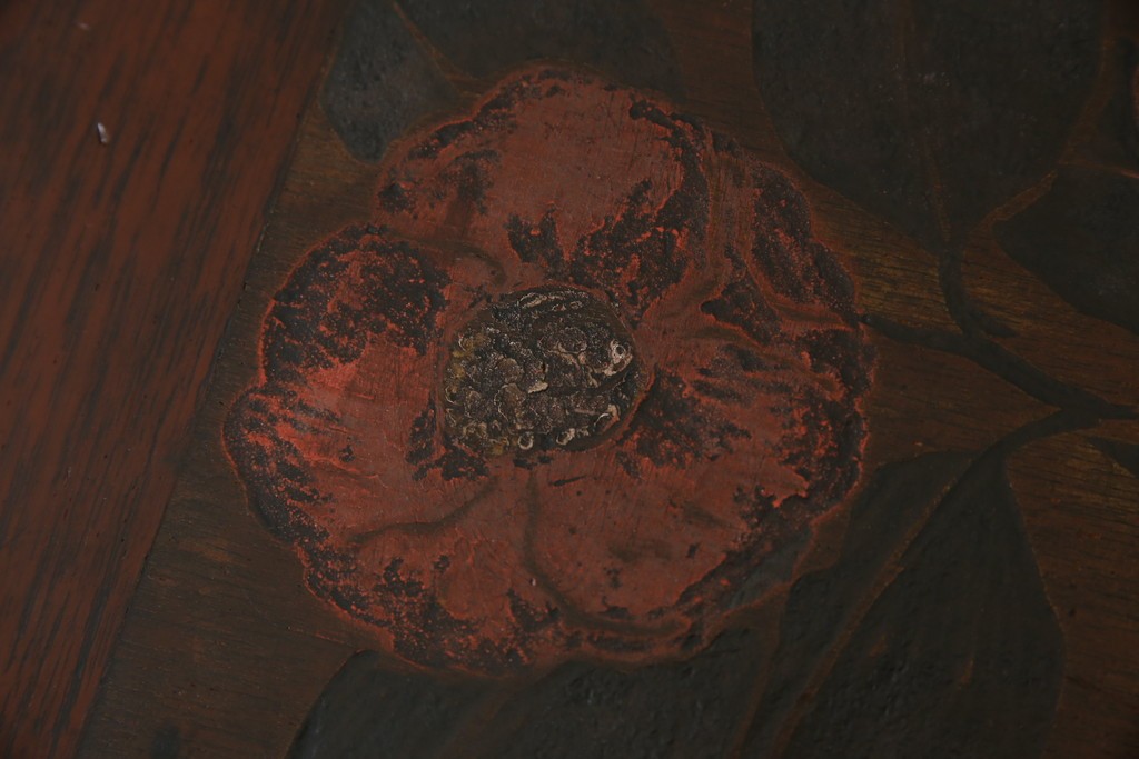 和製ビンテージ　彫刻家　山根八春(やまねやつはる、はっしゅん)　椿の図柄が華やかな空間を演出してくれるローテーブル　(R-062422)