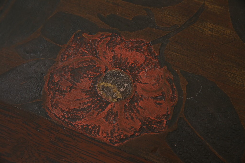 和製ビンテージ　彫刻家　山根八春(やまねやつはる、はっしゅん)　椿の図柄が華やかな空間を演出してくれるローテーブル　(R-062422)