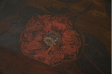 和製ビンテージ　彫刻家　山根八春(やまねやつはる、はっしゅん)　椿の図柄が華やかな空間を演出してくれるローテーブル　(R-062422)