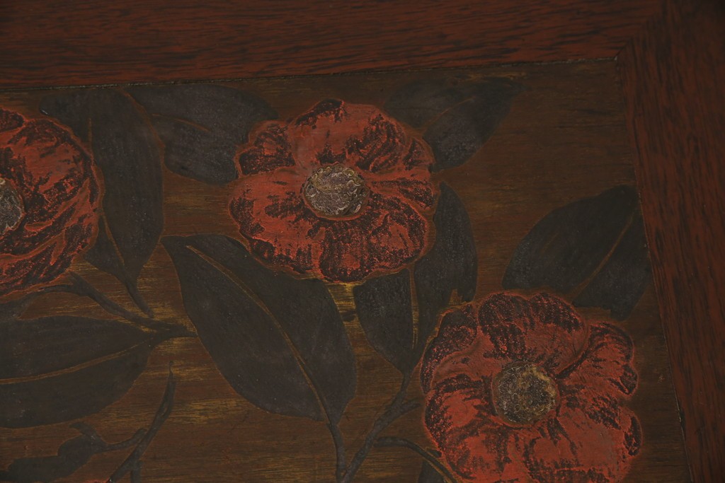 和製ビンテージ　彫刻家　山根八春(やまねやつはる、はっしゅん)　椿の図柄が華やかな空間を演出してくれるローテーブル　(R-062422)