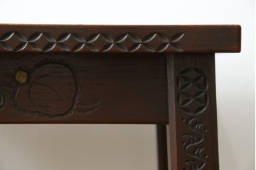 和製ビンテージ　彫刻家　山根八春(やまねやつはる、はっしゅん)　椿の図柄が華やかな空間を演出してくれるローテーブル　(R-062422)