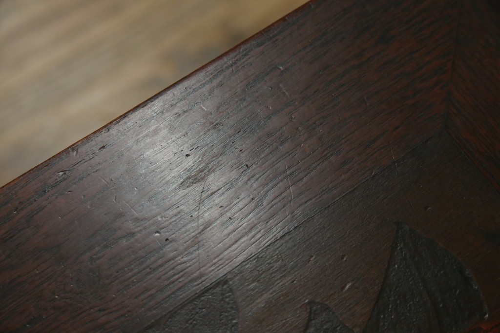 和製ビンテージ　彫刻家　山根八春(やまねやつはる、はっしゅん)　椿の図柄が華やかな空間を演出してくれるローテーブル　(R-062422)