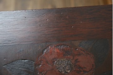 和製ビンテージ　彫刻家　山根八春(やまねやつはる、はっしゅん)　椿の図柄が華やかな空間を演出してくれるローテーブル　(R-062422)