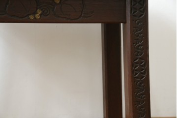 和製ビンテージ　彫刻家　山根八春(やまねやつはる、はっしゅん)　椿の図柄が華やかな空間を演出してくれるローテーブル　(R-062422)