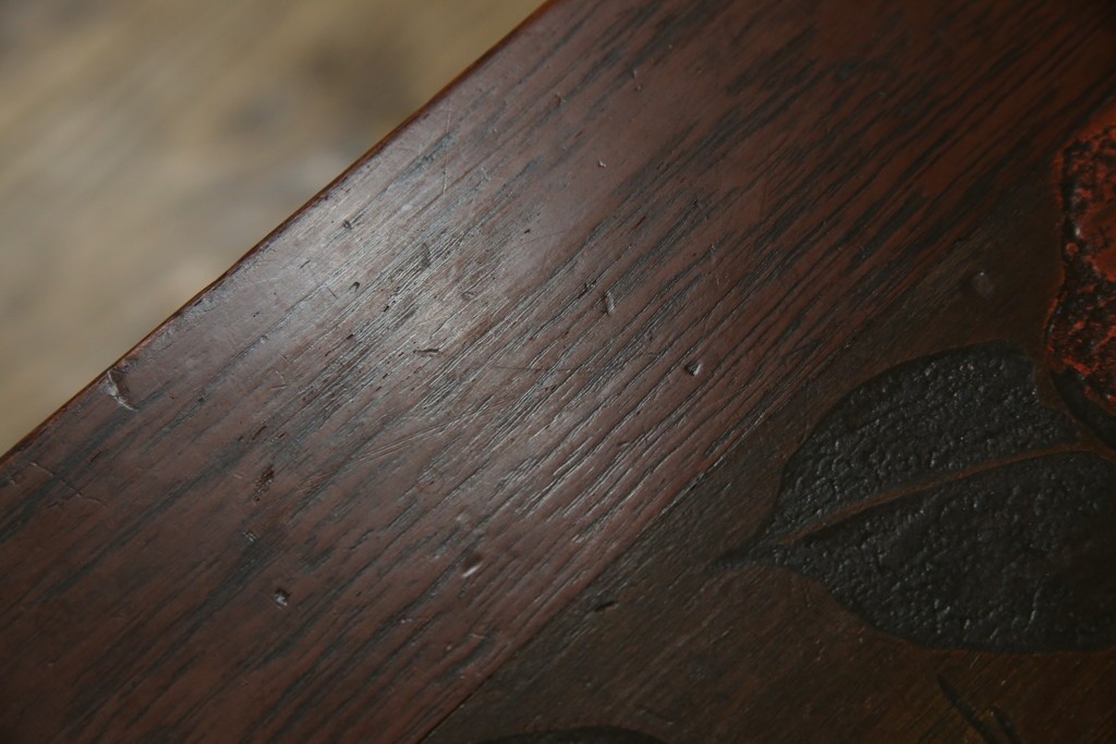 和製ビンテージ　彫刻家　山根八春(やまねやつはる、はっしゅん)　椿の図柄が華やかな空間を演出してくれるローテーブル　(R-062422)