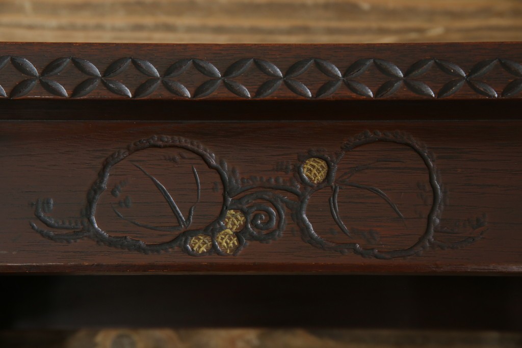 和製ビンテージ　彫刻家　山根八春(やまねやつはる、はっしゅん)　椿の図柄が華やかな空間を演出してくれるローテーブル　(R-062422)