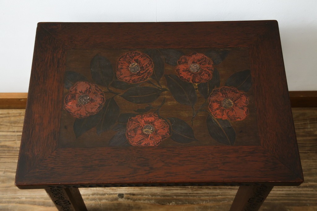 和製ビンテージ　彫刻家　山根八春(やまねやつはる、はっしゅん)　椿の図柄が華やかな空間を演出してくれるローテーブル　(R-062422)