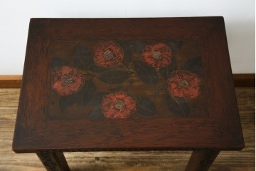 和製ビンテージ　彫刻家　山根八春(やまねやつはる、はっしゅん)　椿の図柄が華やかな空間を演出してくれるローテーブル　(R-062422)
