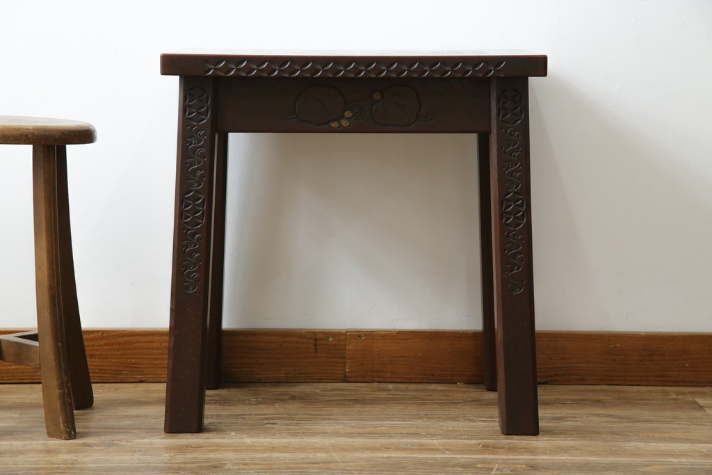 和製ビンテージ　彫刻家　山根八春(やまねやつはる、はっしゅん)　椿の図柄が華やかな空間を演出してくれるローテーブル　(R-062422)