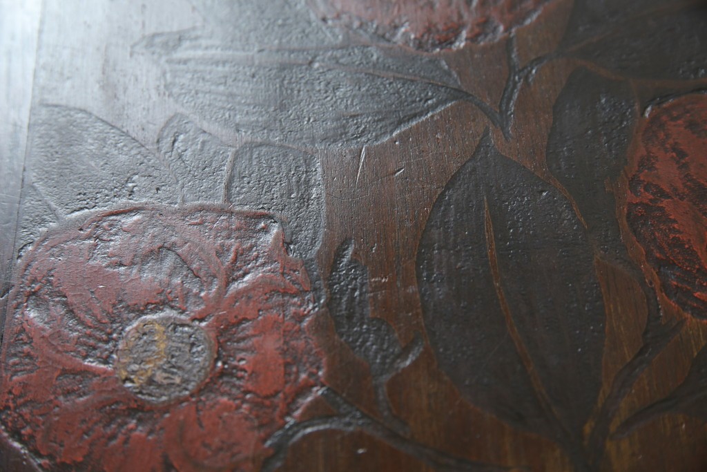 和製ビンテージ　彫刻家　山根八春(やまねやつはる、はっしゅん)　椿の図柄が華やかな空間を演出してくれるローテーブル　(R-062422)