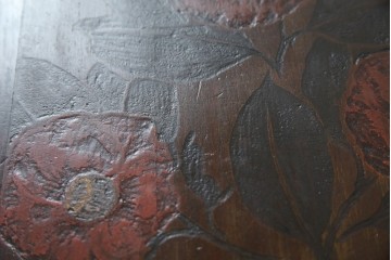 和製ビンテージ　彫刻家　山根八春(やまねやつはる、はっしゅん)　椿の図柄が華やかな空間を演出してくれるローテーブル　(R-062422)