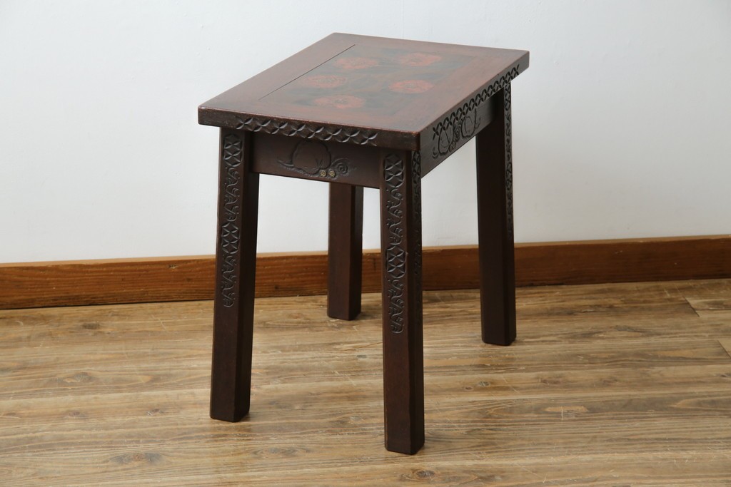 和製ビンテージ　彫刻家　山根八春(やまねやつはる、はっしゅん)　椿の図柄が華やかな空間を演出してくれるローテーブル　(R-062422)