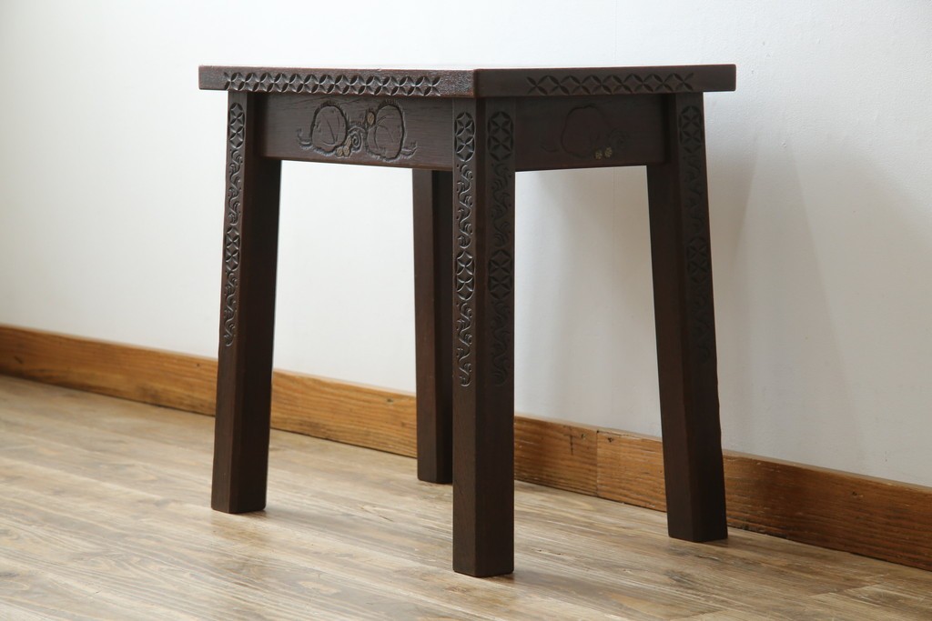 和製ビンテージ　彫刻家　山根八春(やまねやつはる、はっしゅん)　椿の図柄が華やかな空間を演出してくれるローテーブル　(R-062422)