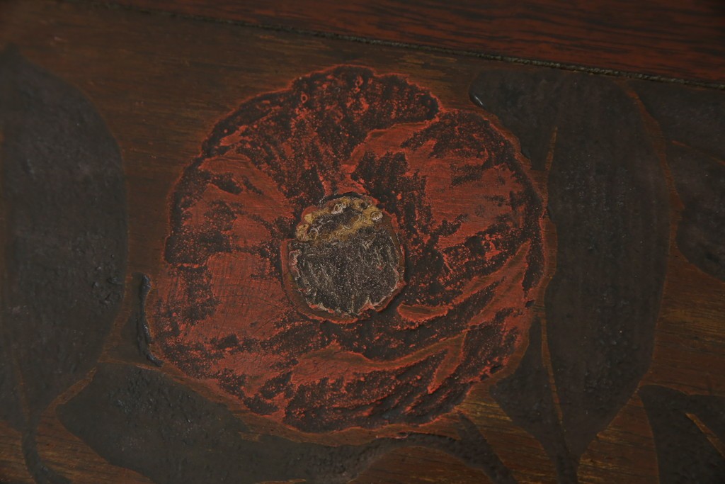 和製ビンテージ　彫刻家　山根八春(やまねやつはる、はっしゅん)　椿の図柄が華やかな空間を演出してくれるローテーブル　(R-062422)