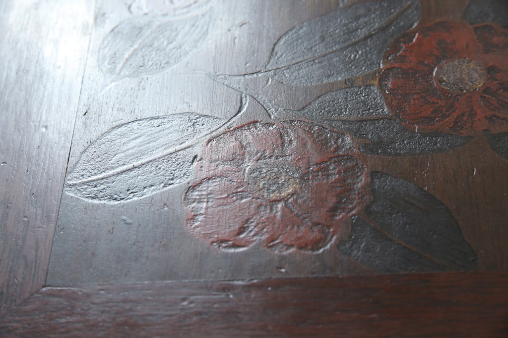 和製ビンテージ　彫刻家　山根八春(やまねやつはる、はっしゅん)　椿の図柄が華やかな空間を演出してくれるローテーブル　(R-062422)