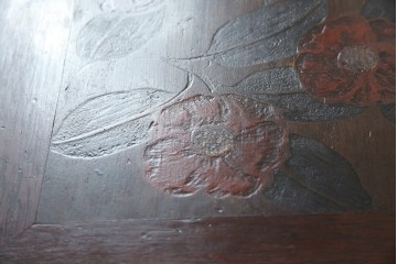 和製ビンテージ　彫刻家　山根八春(やまねやつはる、はっしゅん)　椿の図柄が華やかな空間を演出してくれるローテーブル　(R-062422)