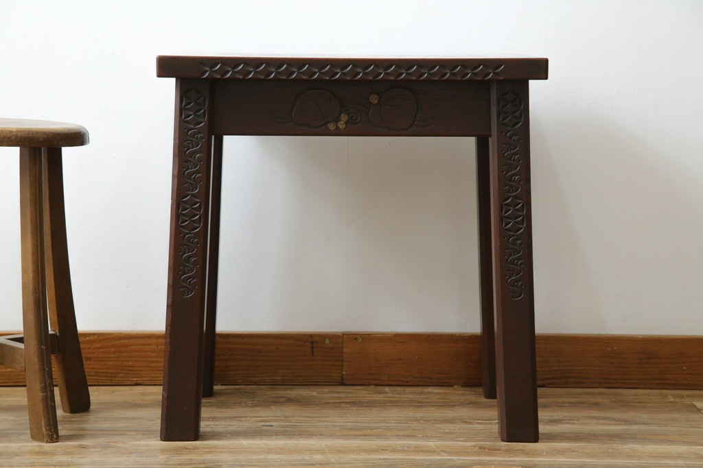 和製ビンテージ　彫刻家　山根八春(やまねやつはる、はっしゅん)　椿の図柄が華やかな空間を演出してくれるローテーブル　(R-062422)