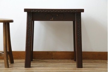 和製ビンテージ　彫刻家　山根八春(やまねやつはる、はっしゅん)　椿の図柄が華やかな空間を演出してくれるローテーブル　(R-062422)