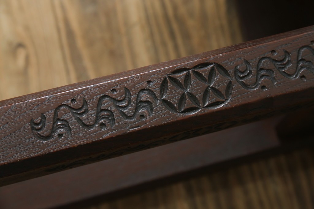 和製ビンテージ　彫刻家　山根八春(やまねやつはる、はっしゅん)　椿の図柄が華やかな空間を演出してくれるローテーブル　(R-062422)