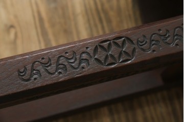 和製ビンテージ　彫刻家　山根八春(やまねやつはる、はっしゅん)　椿の図柄が華やかな空間を演出してくれるローテーブル　(R-062422)