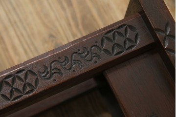 和製ビンテージ　彫刻家　山根八春(やまねやつはる、はっしゅん)　椿の図柄が華やかな空間を演出してくれるローテーブル　(R-062422)