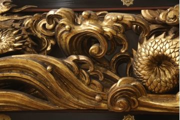 和製アンティーク　明治〜大正期　龍の図　時代物　寺院仏具　立体的な彫刻が圧巻!　金箔をふんだんに使った欄間(明り取り、明かり取り、建具、ディスプレイ)(R-062425)