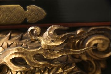 和製アンティーク　明治〜大正期　龍の図　時代物　寺院仏具　立体的な彫刻が圧巻!　金箔をふんだんに使った欄間(明り取り、明かり取り、建具、ディスプレイ)(R-062425)