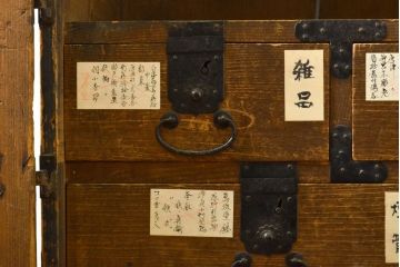 和製アンティーク　古き良き時代の趣を感じらる観音扉の帳場箪笥(戸棚、和タンス、時代箪笥、収納箪笥、引き出し)(R-062427)