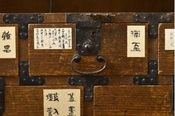 和製アンティーク　古き良き時代の趣を感じらる観音扉の帳場箪笥(戸棚、和タンス、時代箪笥、収納箪笥、引き出し)(R-062427)