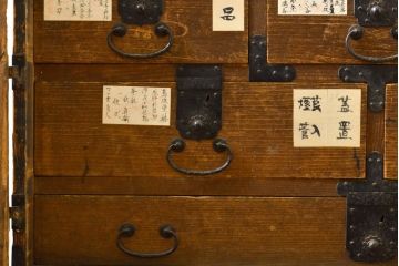 和製アンティーク　古き良き時代の趣を感じらる観音扉の帳場箪笥(戸棚、和タンス、時代箪笥、収納箪笥、引き出し)(R-062427)