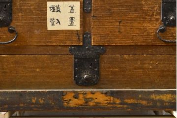 和製アンティーク　古き良き時代の趣を感じらる観音扉の帳場箪笥(戸棚、和タンス、時代箪笥、収納箪笥、引き出し)(R-062427)